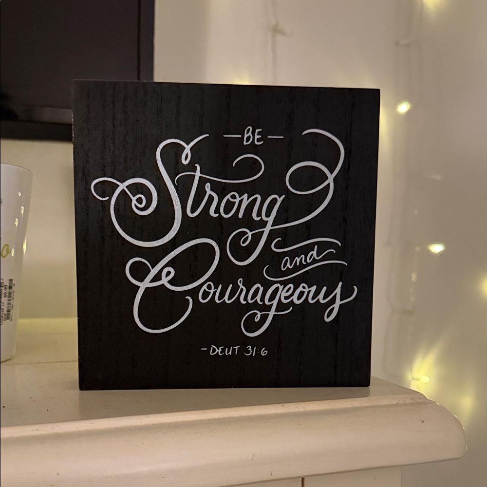 Inspirational sign “Be strong and courageous”